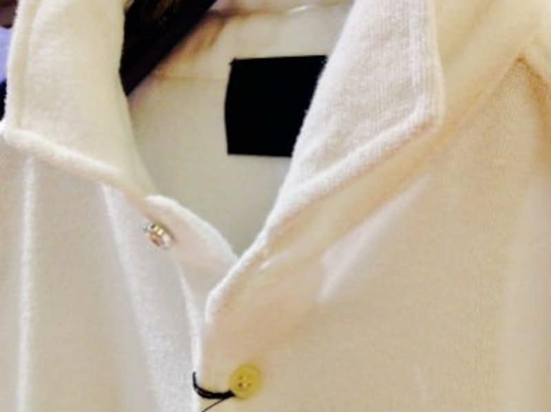 写真はタオルのようなパイル生地のポロシャツ。素材感を活かした1枚でおしゃれなメンズファッションに。