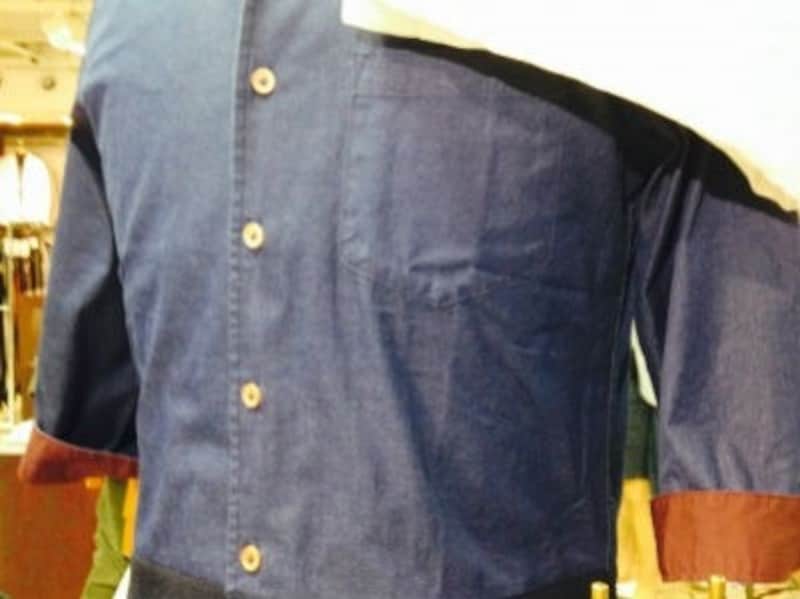 袖を折り返しているだけで、たくし上げていない7分袖シャツ。袖の寸が足らないという印象が強調されがちです。