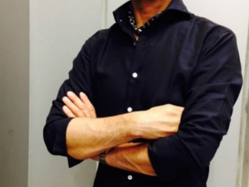 たくし上げた7分袖がクシュクシュの5分袖に見える!着方ひとつで同じシャツも見え方が変わります。