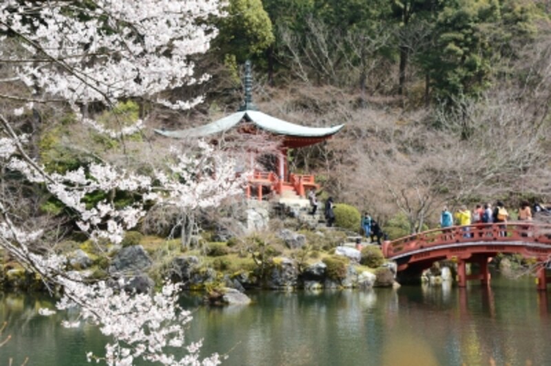 弁天堂と桜(2016年3月29日撮影)