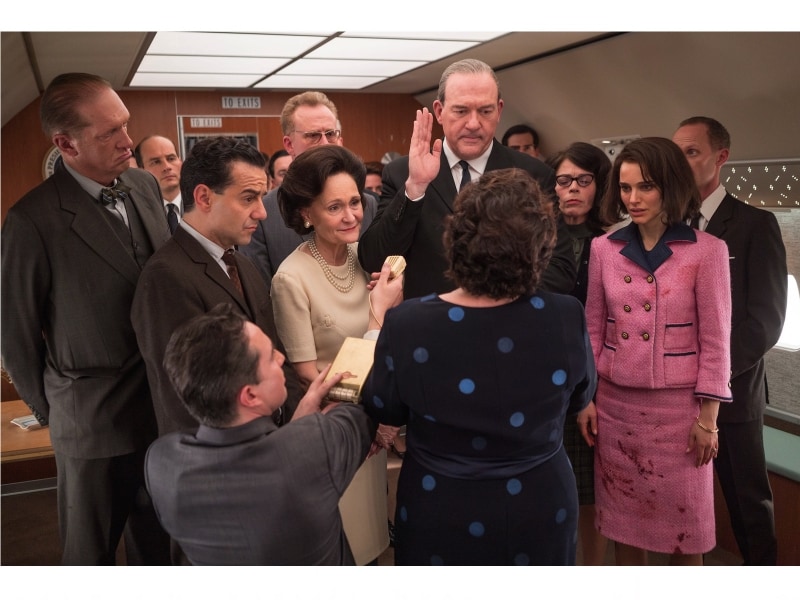 ピンクのシャネルスタイルスーツを身につけたジャッキーは、ケネディ大統領暗殺ともに記憶されることとなります。(C)Jackie Productions Limited