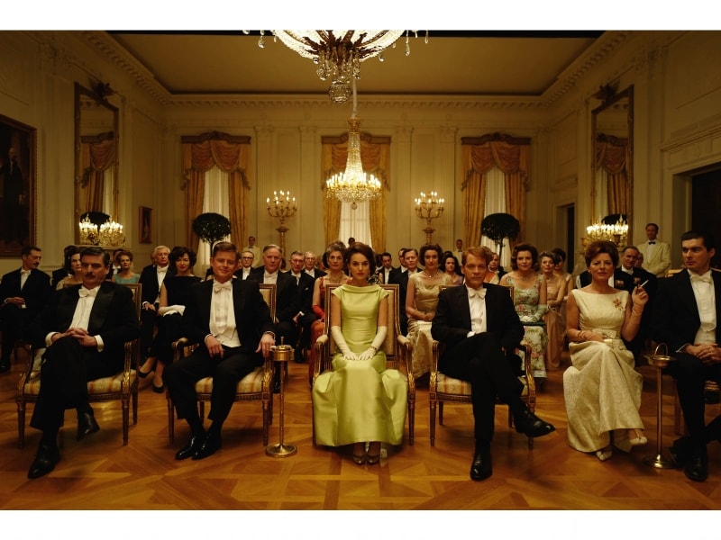 アメリカの王室に喩えられるケネディ政権のイメージの背景には、アーサー王と円卓の騎士たちの物語「キャメロット」があります。(C)2016 Jackie Productions Limited