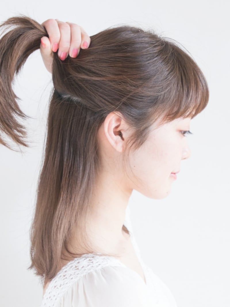 耳が出るように髪を分けとる