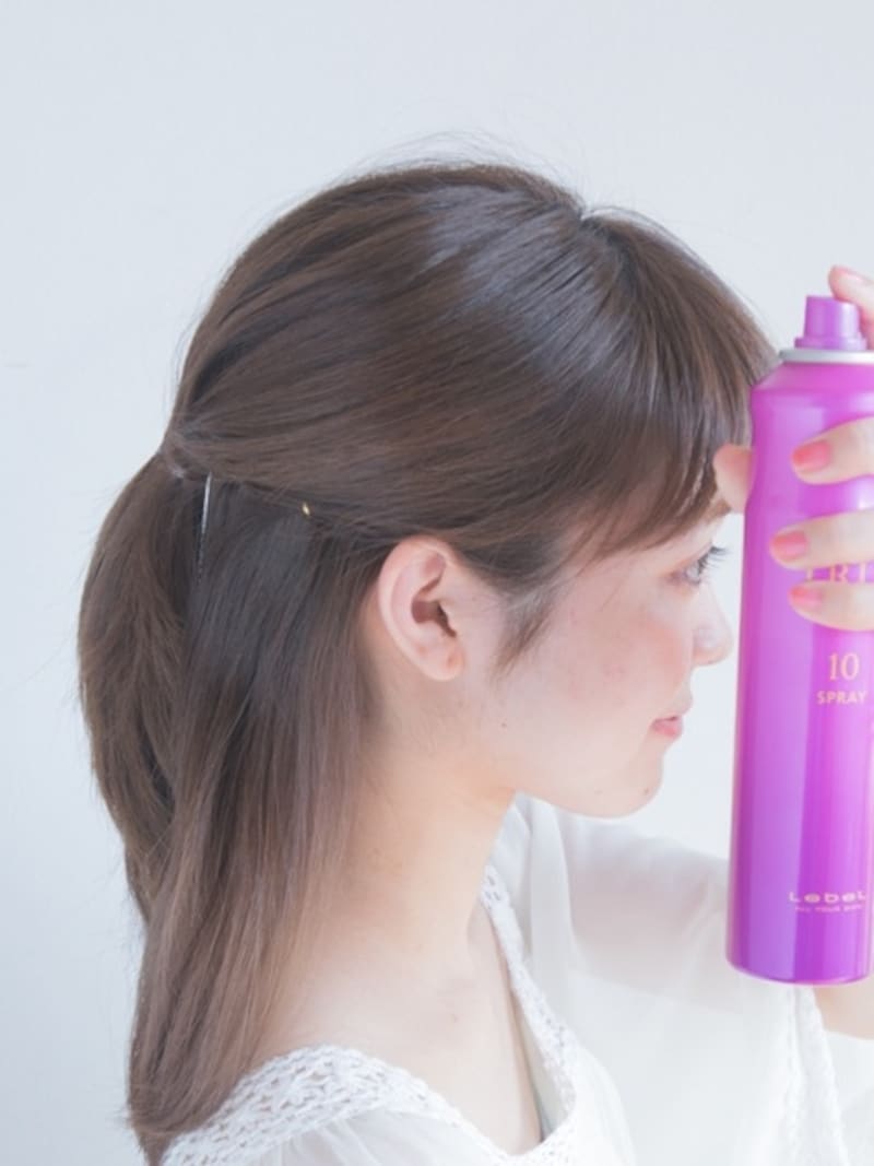 スプレーで表面の髪をキープ