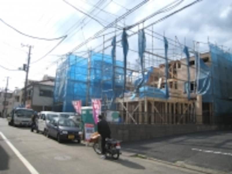 街中で見かけた数戸程度の分譲現場。たいていの場合、数戸から10戸前後の現場のようだ