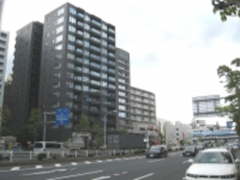 駅近くでは単身者向き、カップル向きも間取りも出ており、ファミリー向き物件ばかりの街というわけではない