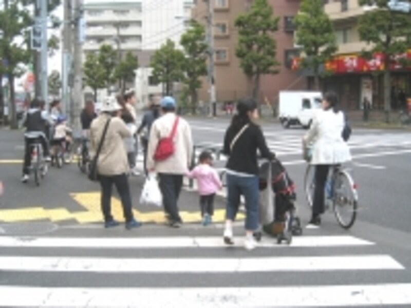 自転車と並んでベビーカーも目立った。祖父母と孫という組み合わせも多かった