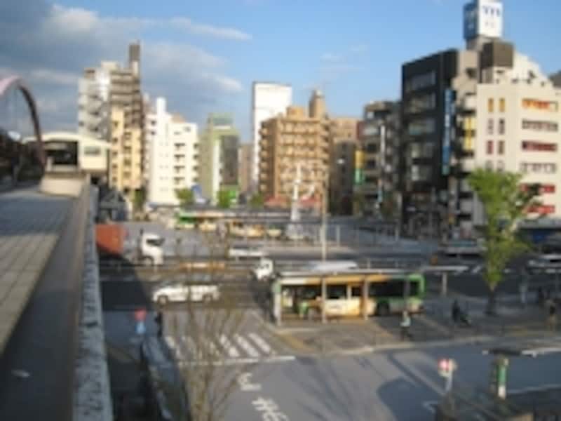 葛西駅は南北に走る環状七号線を東西に駅舎がまたいでおり、高架下には地下鉄博物館が設けられている