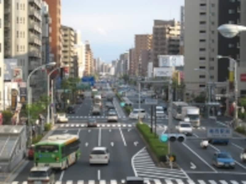 葛西駅から環状七号線を見たところ。左右に並ぶ建物にはマンションも多含まれており、人口の多さが推測できる