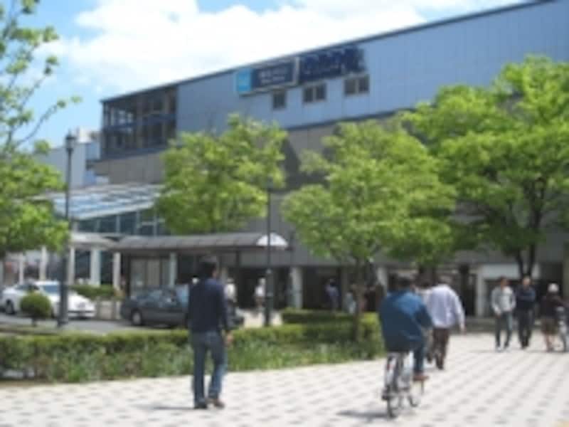 西葛西駅。北側、南側ともにロータリーが整備され、スーパーや飲食店、オフィスビルなどが並んでいる