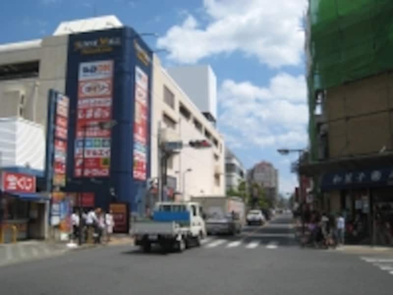 西葛西にある大型店などが入ったショッピングセンター。家具、家電からインテリア小物その他、ほぼ何でも揃うラインナップだ