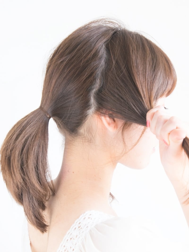 耳後ろあたりで髪を分ける