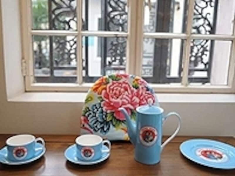 ティーコゼーやポット、カップなど、すべてブルーで統一してもステキ。大人かわいい！