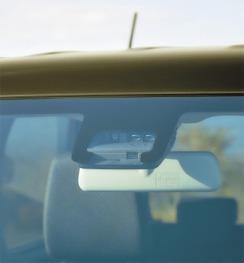 スズキの軽自動車初採用となるデュアルセンサーブレーキサポート