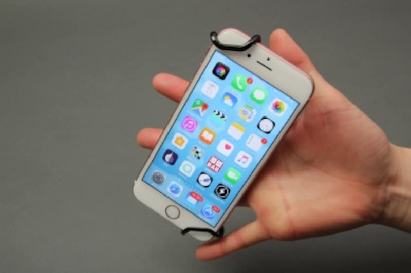 指を通しているので、手を開いても落下しない