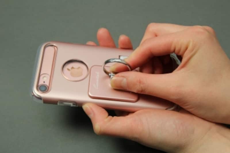 端末にケースに貼り付ける。ケースに貼る場合は接着部がざらついたり凸凹していないことを確認しよう