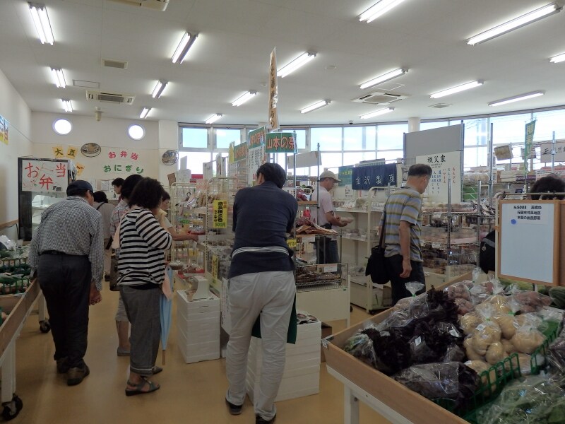 地元の特産品が並ぶ古代蓮の里の売店