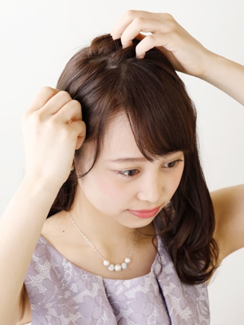 トップの髪をざっくり6:4に分ける