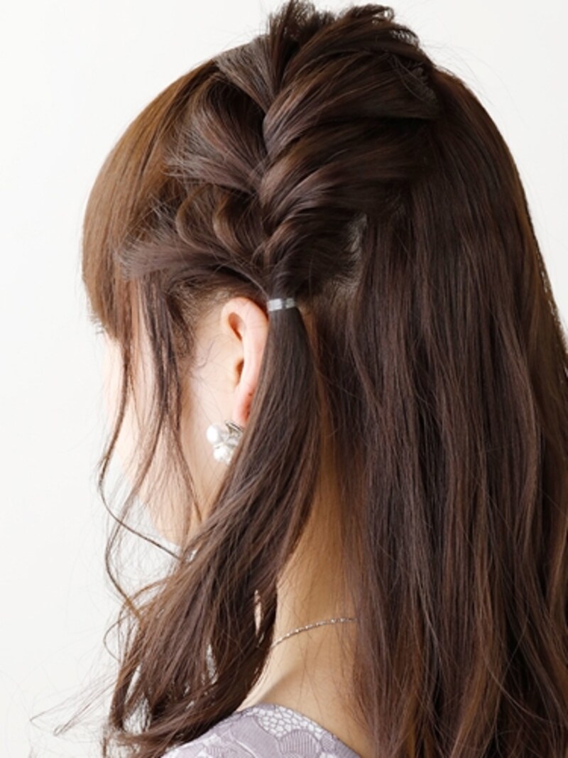 6割で分けたサイドを耳上まで編み込む