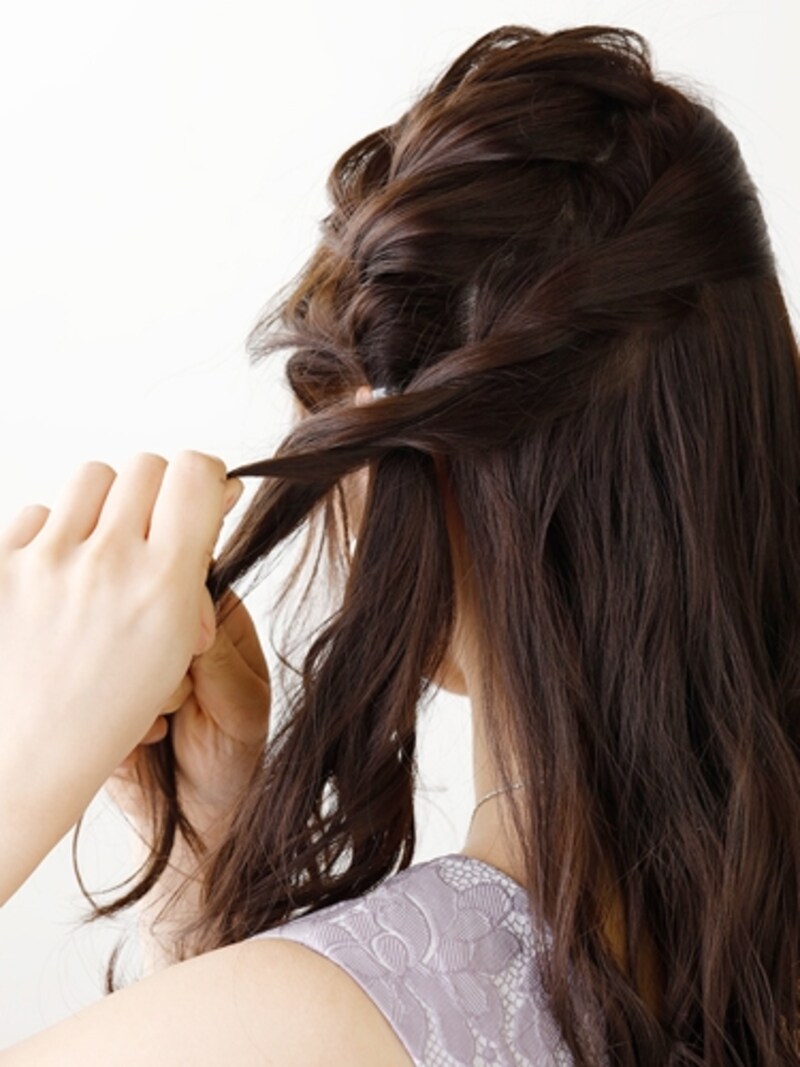 耳下に向かって斜めにロープ編み