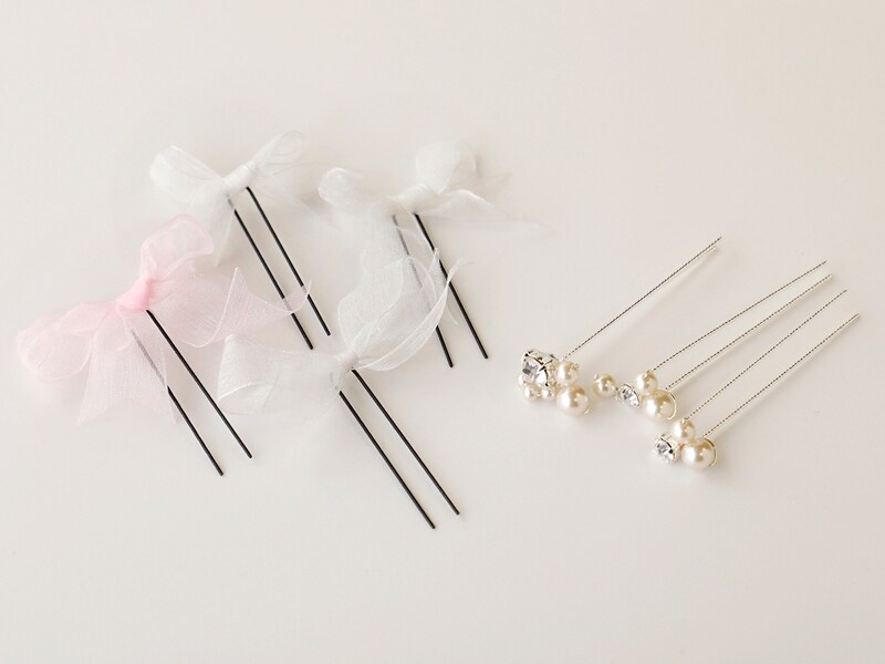 リボンのヘアアクセとパールのUピンを重ね付け