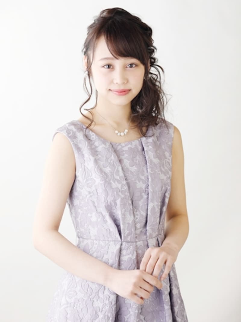 レース柄のフェミニンなワンピース