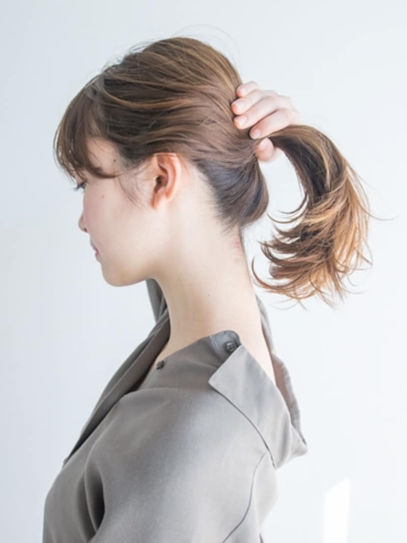 一度ポニーテールのようにまとめる