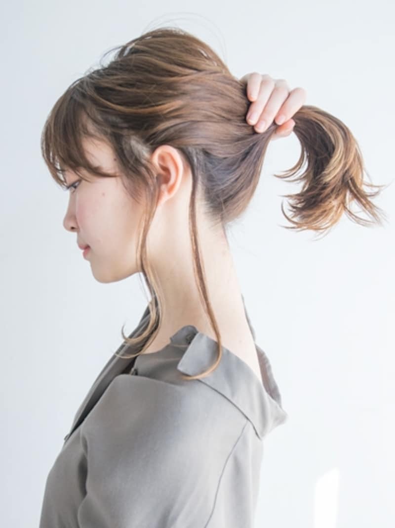 後れ毛を2本つくる