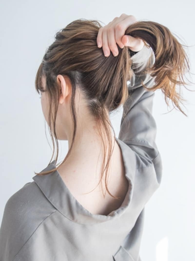 襟足も同じく1~2センチ程の毛束をとる