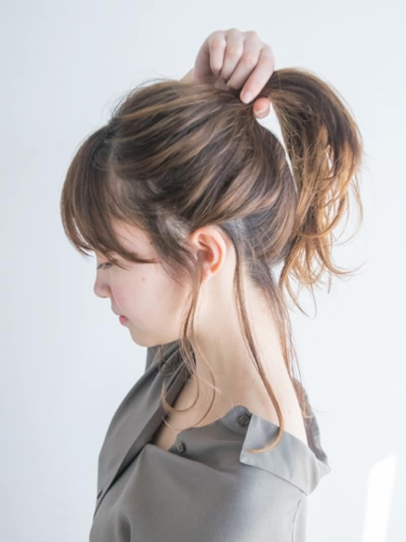 毛束を高い位置で結び直す