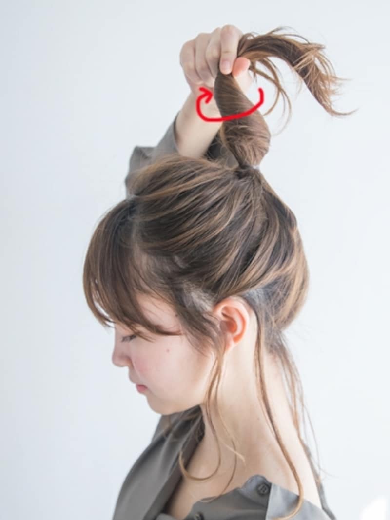 結んだ毛束をねじる