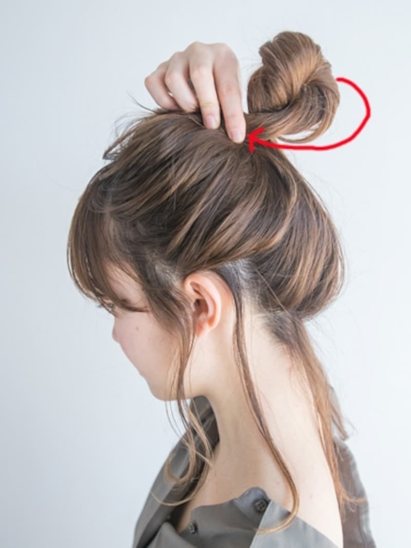 ねじりながら結び目の部分へ