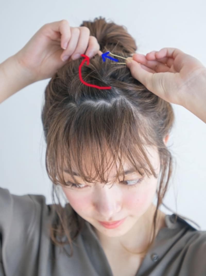 前髪をジグザグにとってねじりあげる