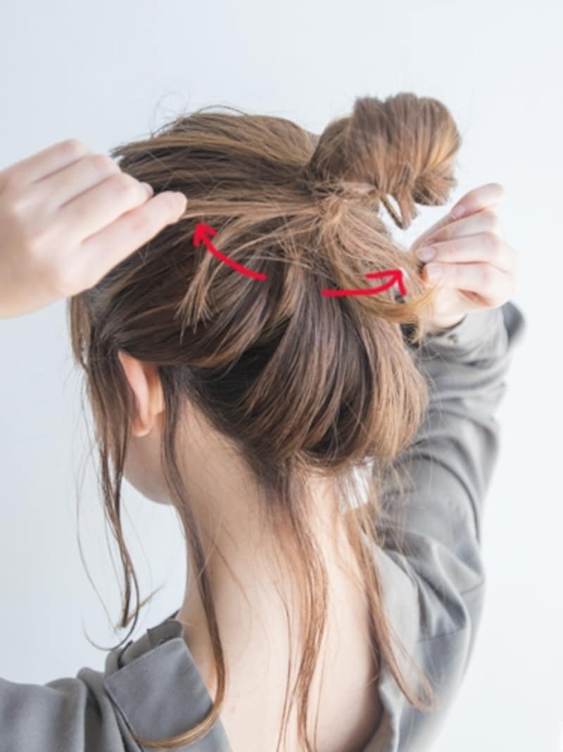 毛先をつまんで左右にひっぱる