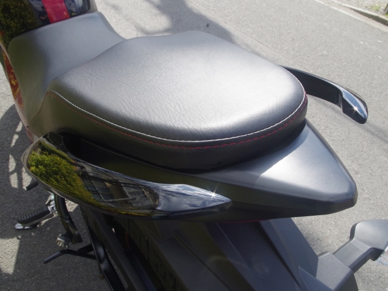 シート形状の影響で足つきが悪く感じた