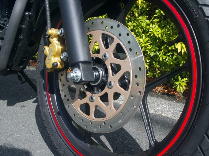 日本向けジクサーは前後共にディスクブレーキを装備