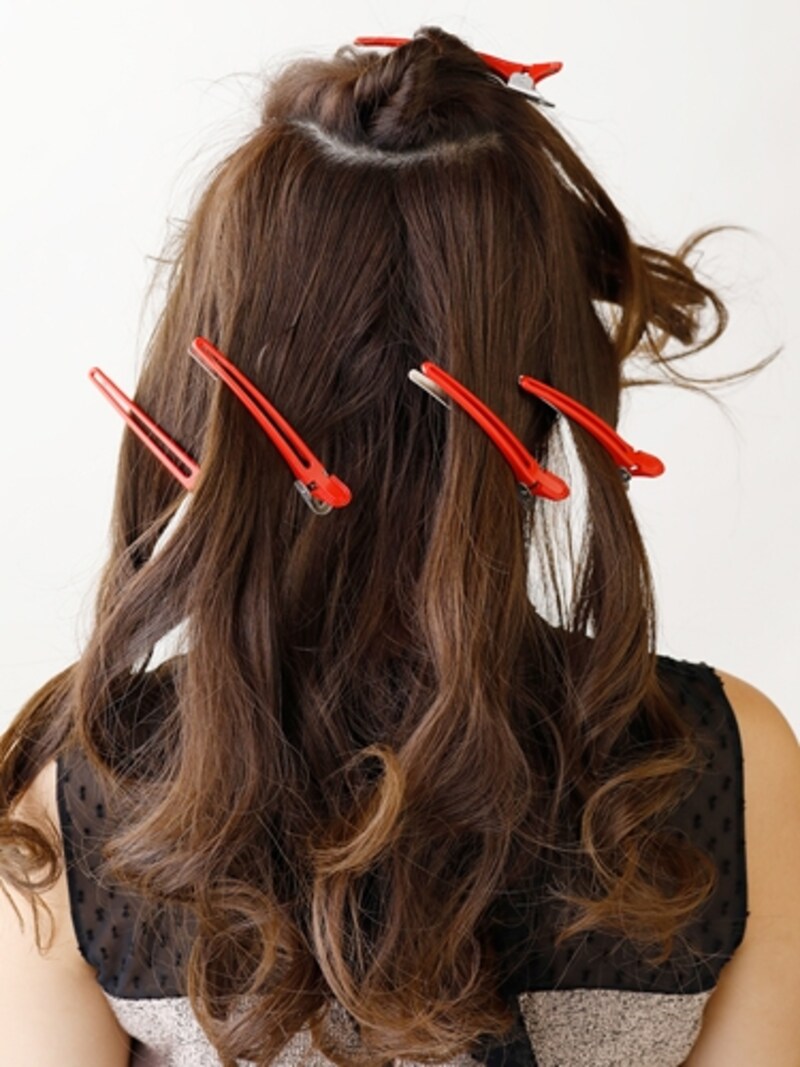 トップを「Uの字型」にとり、ハチまでの髪を4つに分ける