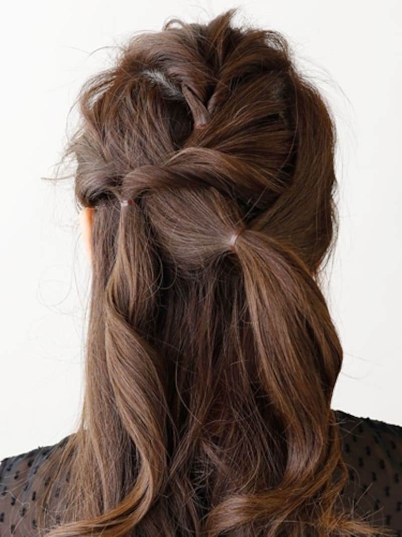 隣り合う毛束ではなく、ひとつ飛ばして互い違いにくるりんぱ