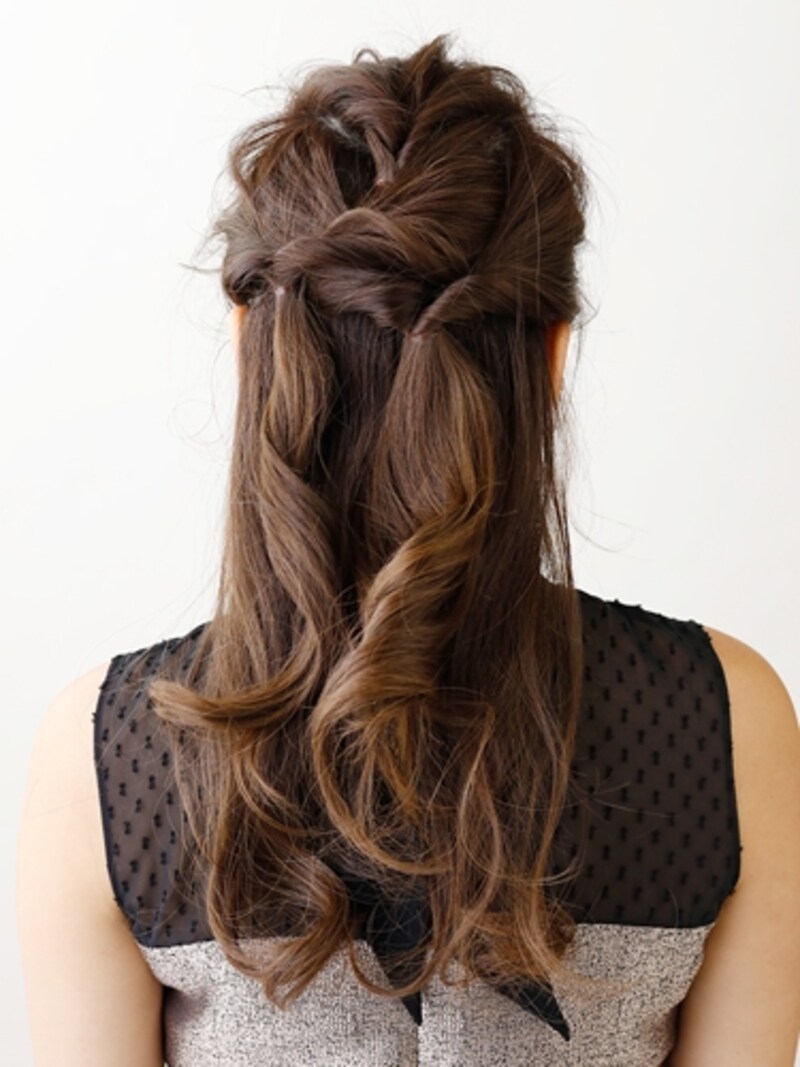 くるりんぱから毛束を引き出し立体的に