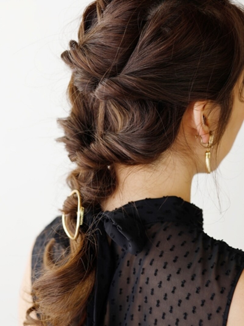 えり足から少し離してくるりんぱを作るのがコツ