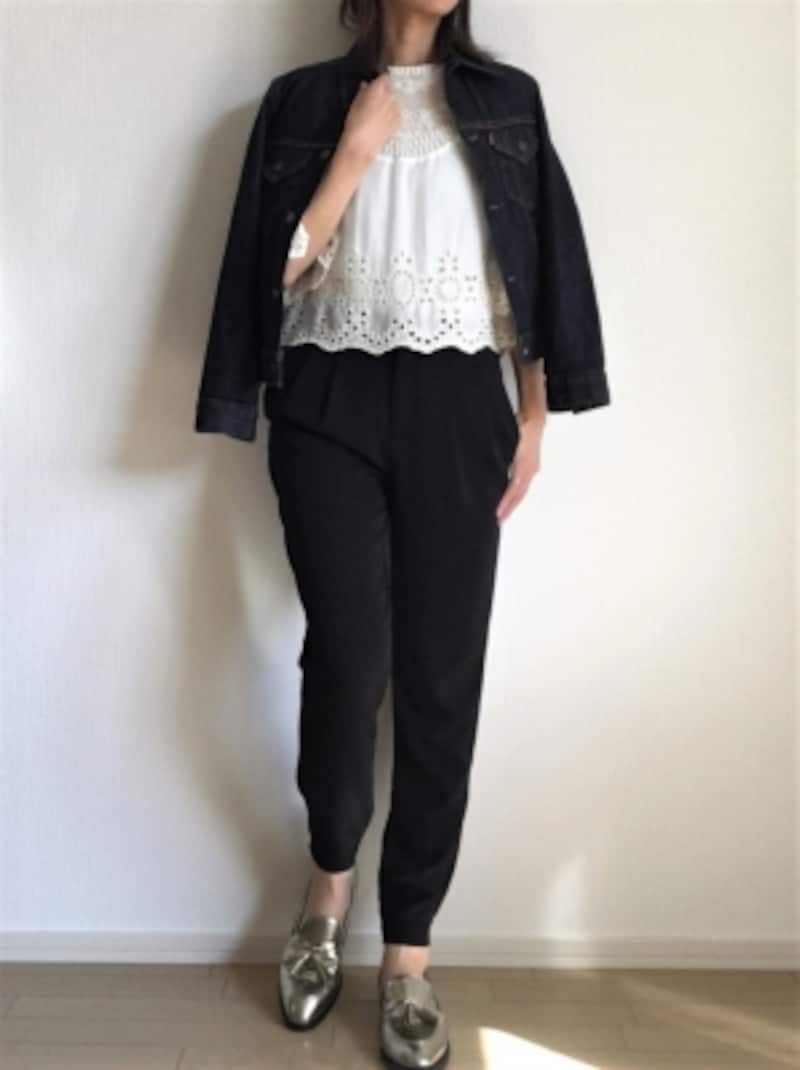 インナーのレース感がフェミニンなムードをプラス