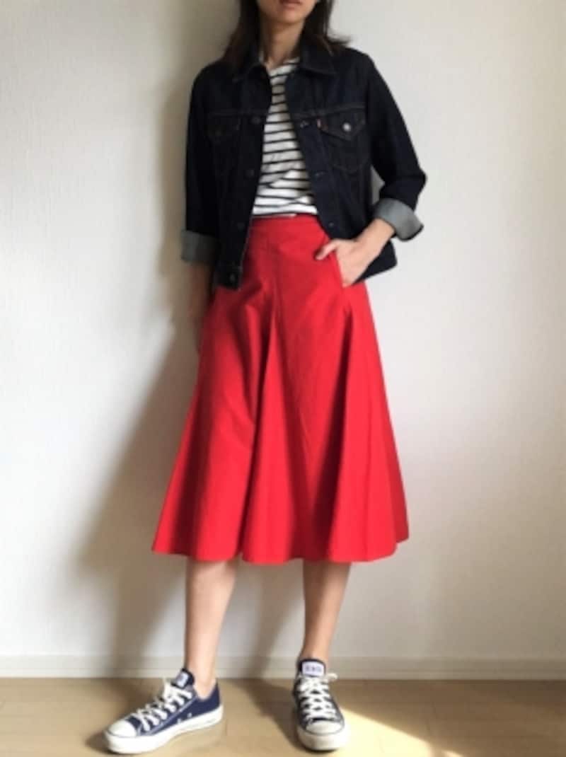 定番づくしのトップスは華やかボトムスでフレッシュに