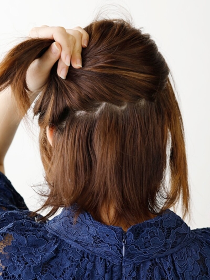 右サイドの八から左耳までの髪をとる