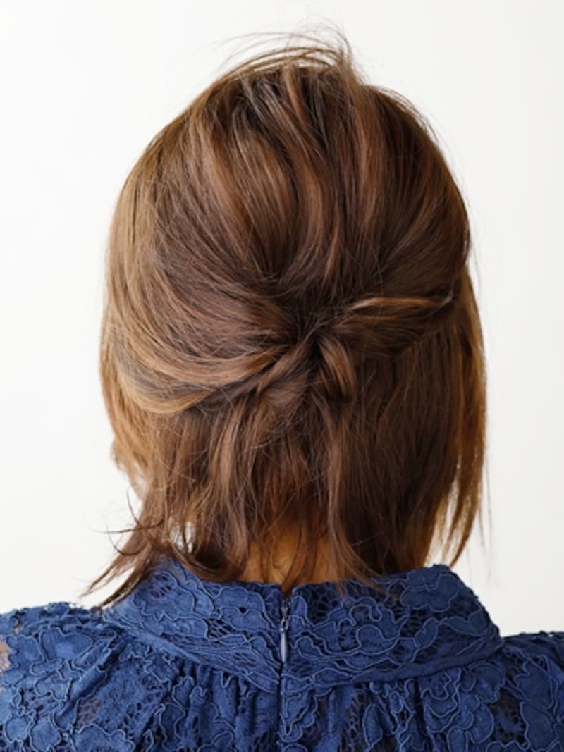 くるりんぱを作って結び目を隠す