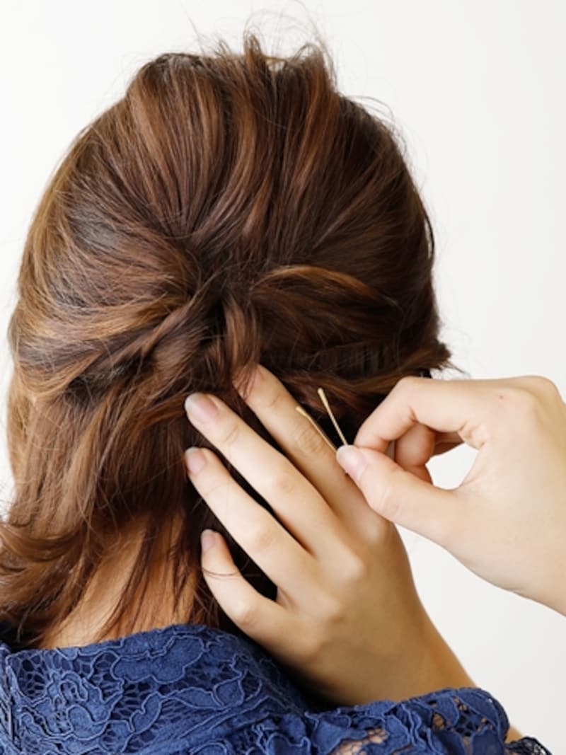 右サイドの髪をねじり編みしてピンで固定