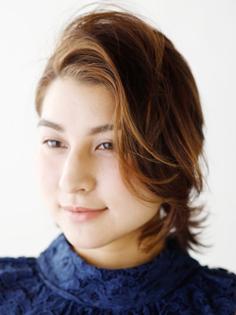 髪の内側から外側へ向けてスプレーを吹くとニュアンスが出やすい