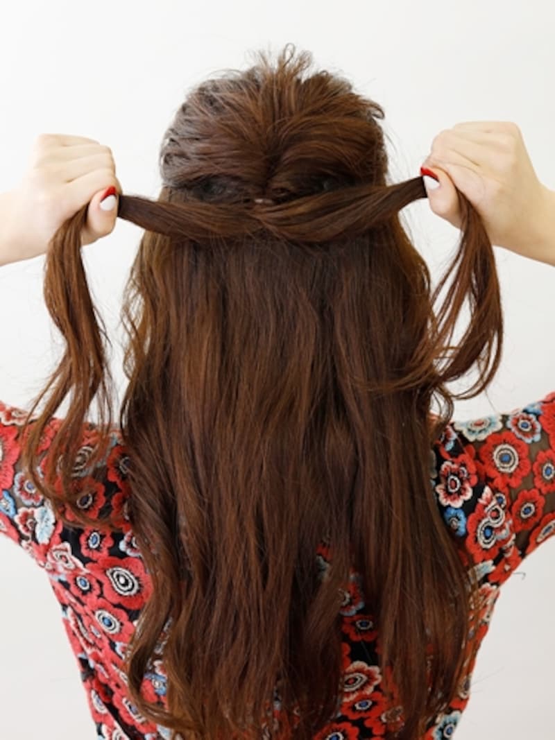 トップからハチまでの髪をくるりんぱ