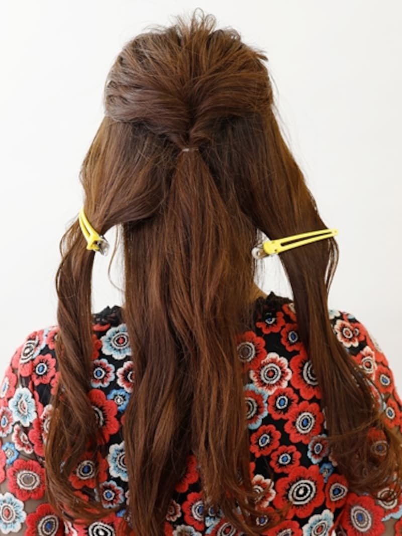 結び目の下で左右にブロッキング