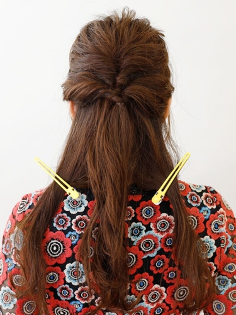 先ほどの結び目の下に、今回の結び目を並べてくるりんぱ