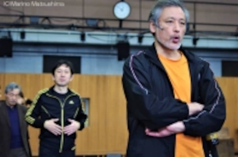 『オペラ座の怪人』稽古前に自然に列をなし、お一人ずつサウンドチェック。(C)Marino Matsushima
